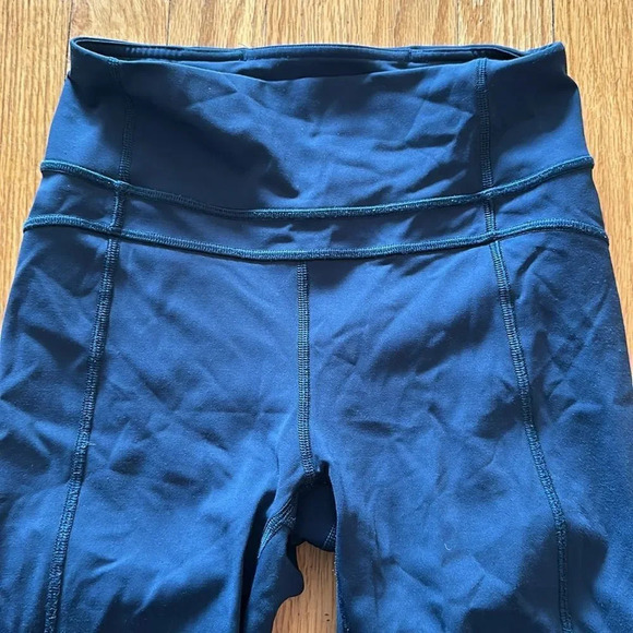 Lululemon sz 2 Twist & Train Crop 19" in Jaded great pre owned condition - Picture 4 of 14